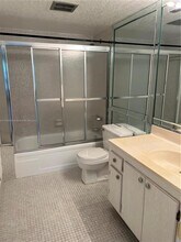 3129 Oakland Shores Dr, Unit A209 in Oakland Park, FL - Foto de edificio - Building Photo