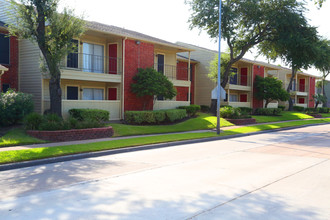 Brookbend Apartments in Houston, TX - Building Photo - Building Photo