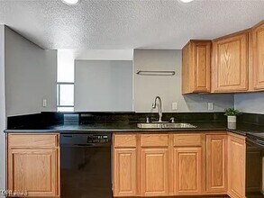 3930 University Center Dr in Las Vegas, NV - Foto de edificio - Building Photo