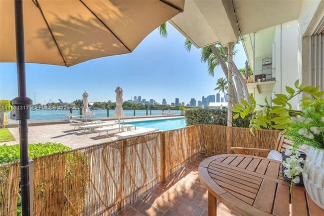1130 Venetian Way in Miami Beach, FL - Building Photo - Building Photo