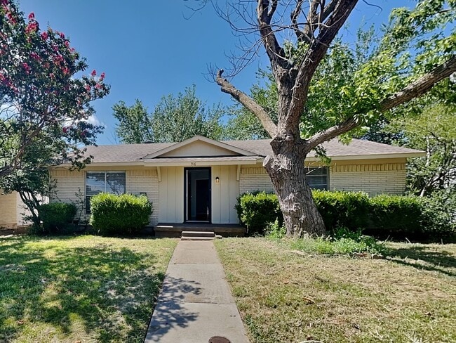 property at 916 Wandering Way Dr