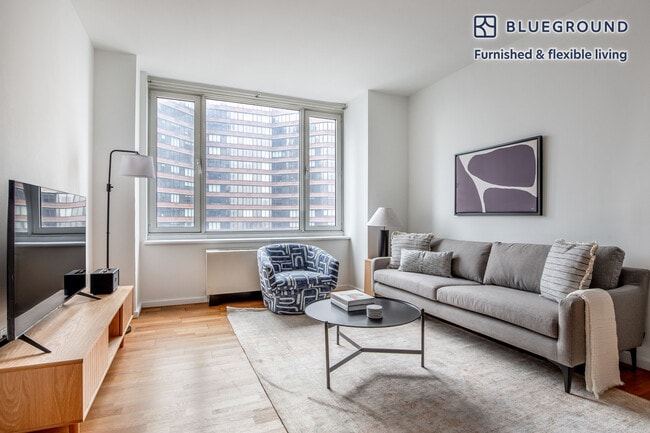 635 W 42nd St