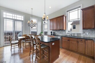 13 Summit Dr in North Caldwell, NJ - Building Photo - Building Photo
