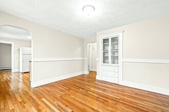 32 Wyoming Hts, Unit #3 in Melrose, MA - Building Photo - Building Photo