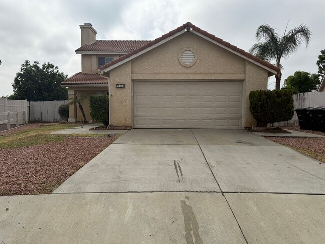 1096 Burton St in Hemet, CA - Foto de edificio - Building Photo
