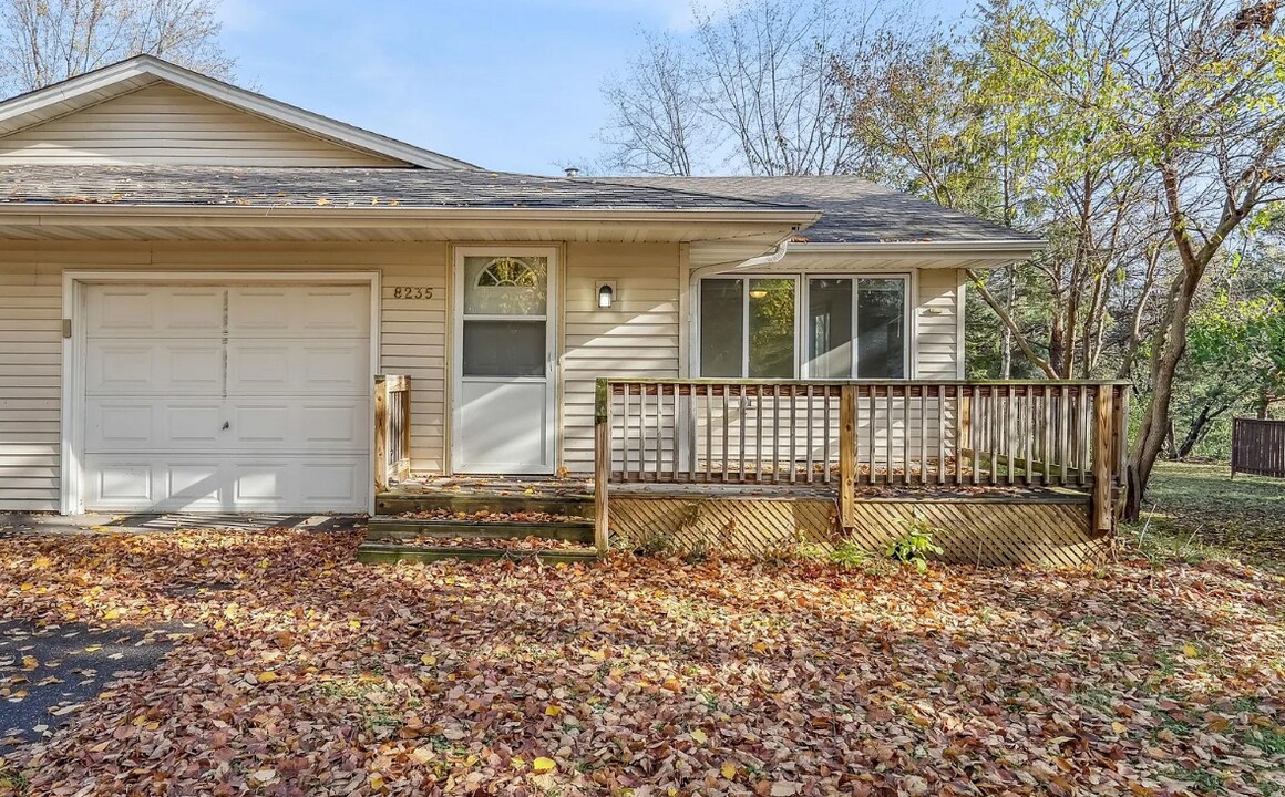 8235 Tamarack Trail in Eden Prairie, MN - Building Photo