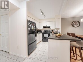 300-300 Balliol St in Toronto, ON - Building Photo - Building Photo