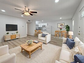 1016 E Walker St in League City, TX - Building Photo