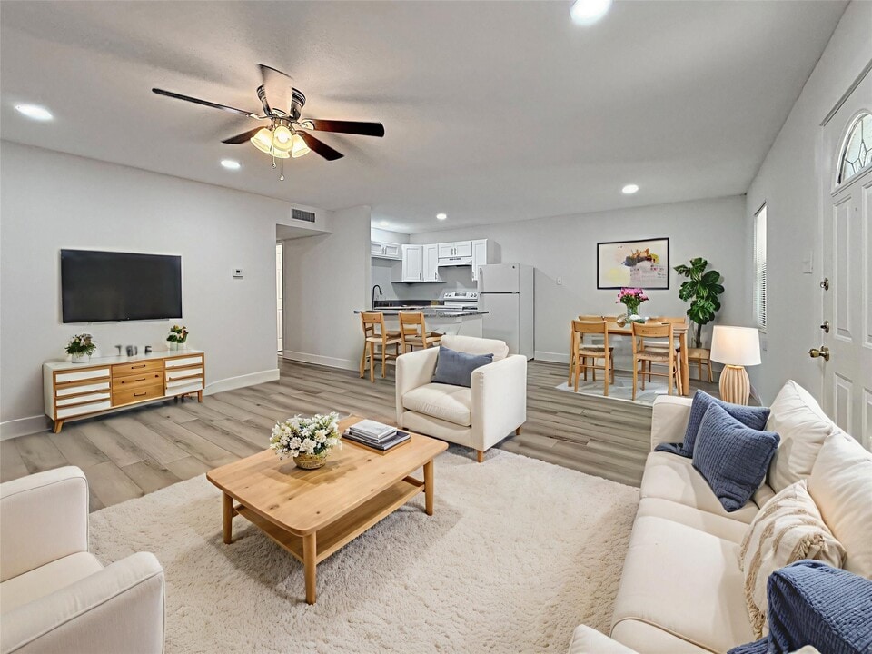 1016 E Walker St in League City, TX - Building Photo