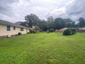 7209 Perry Creek Rd in Raleigh, NC - Foto de edificio - Building Photo