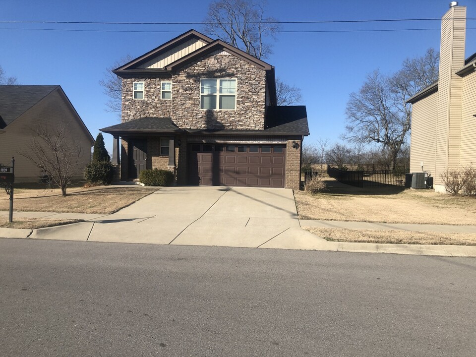 1029 Lindyn Lee Wy in Gallatin, TN - Building Photo