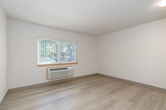 Holly Tree Village in Beaverton, OR - Foto de edificio - Interior Photo
