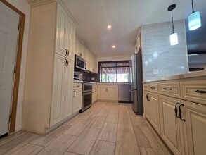 23247 Raymond St in Chatsworth, CA - Building Photo - Building Photo