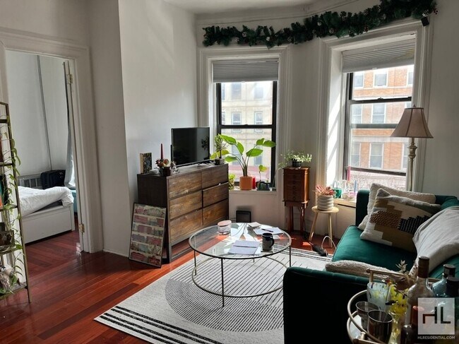 BEDFORD AVENUE 1-Bed / 1-Bath, Unit 3A in Brooklyn, NY - Foto de edificio - Building Photo