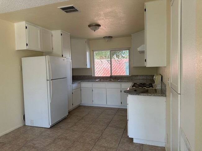 16041 Chestnut St in Hesperia, CA - Building Photo - Building Photo