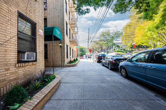 Oakwood Court in Flushing, NY - Building Photo - Building Photo