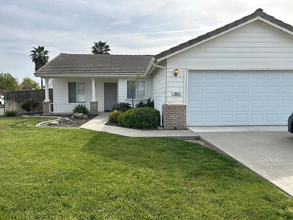 821 E Julia Way in Hanford, CA - Building Photo