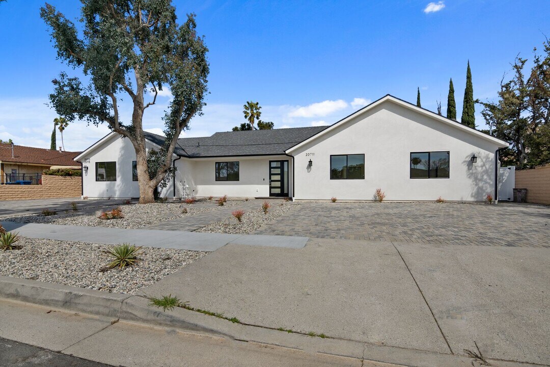 20711 Bryant St in Los Angeles, CA - Building Photo