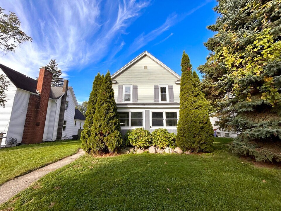 727 Emerald Ave NE in Grand Rapids, MI - Building Photo