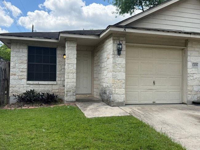 1209 Armadillo Rd in Austin, TX - Foto de edificio - Building Photo