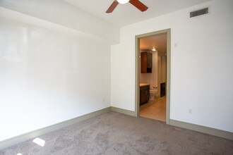 mResidences Miracle Mile in Los Angeles, CA - Building Photo - Interior Photo