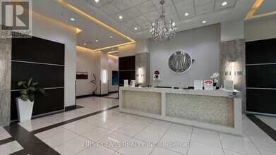 7171-7171 Yonge St in Markham, ON - Building Photo - Building Photo