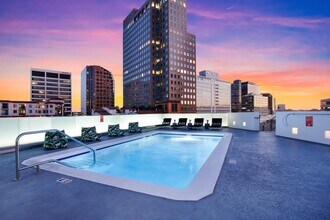 Westwood Village Apartments in Los Angeles, CA - Foto de edificio - Building Photo