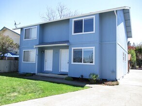 211 W Bolz Rd in Phoenix, OR - Building Photo - Building Photo