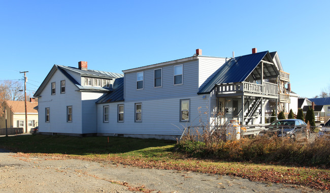 225 Main St in Fairfield, ME - Foto de edificio - Building Photo