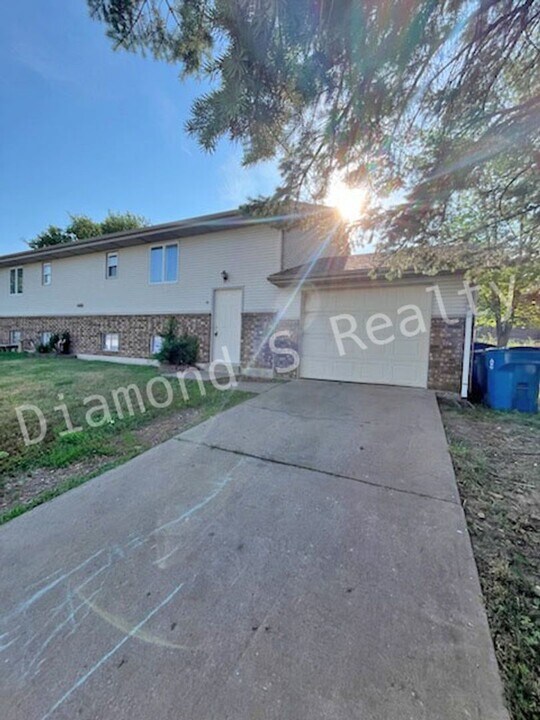 1204 Flora St in Nixa, MO - Building Photo