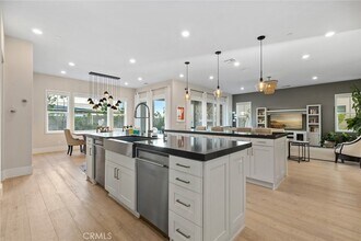 70 Ray in Irvine, CA - Foto de edificio - Building Photo