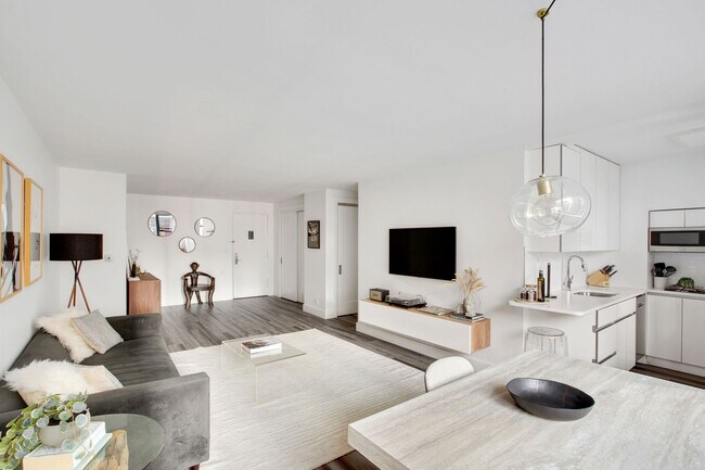 330 W 58th St in New York, NY - Building Photo - Building Photo