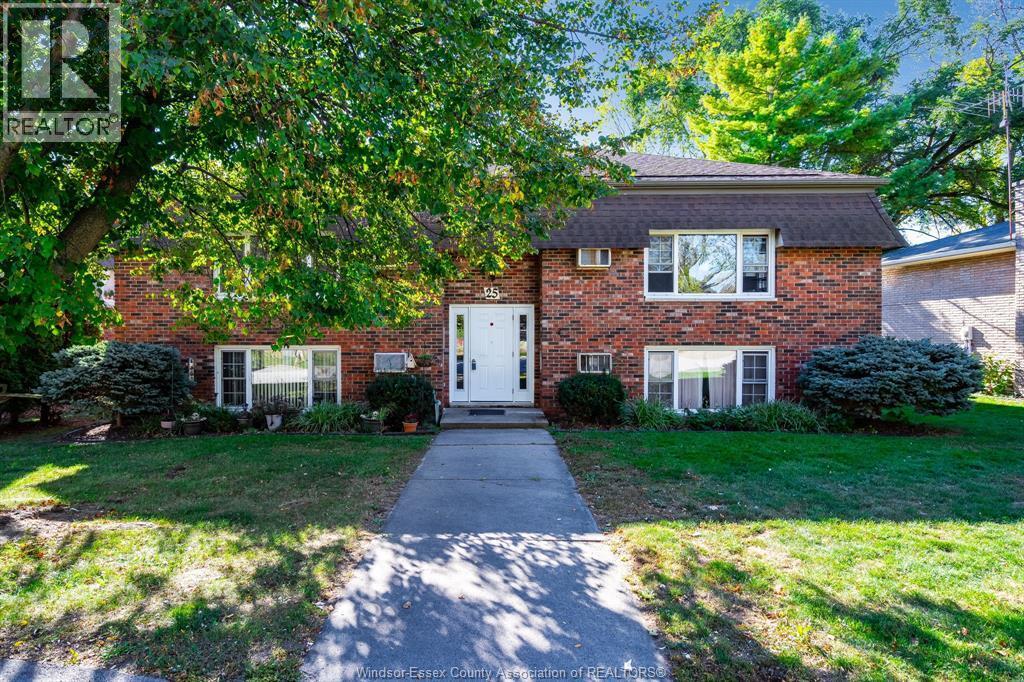 25 Hillview Crescent in Kingsville, ON - Building Photo