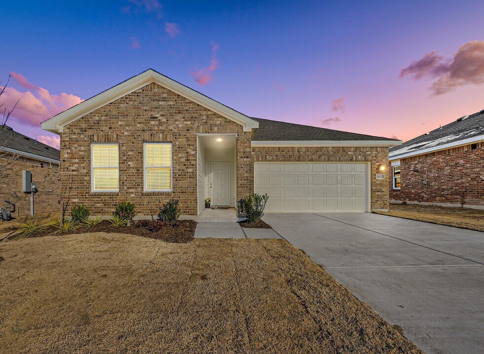1012 James St in Howe, TX - Building Photo