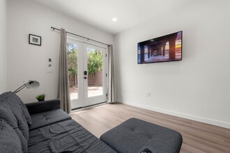 1535 S Ogden Dr in Los Angeles, CA - Foto de edificio - Building Photo