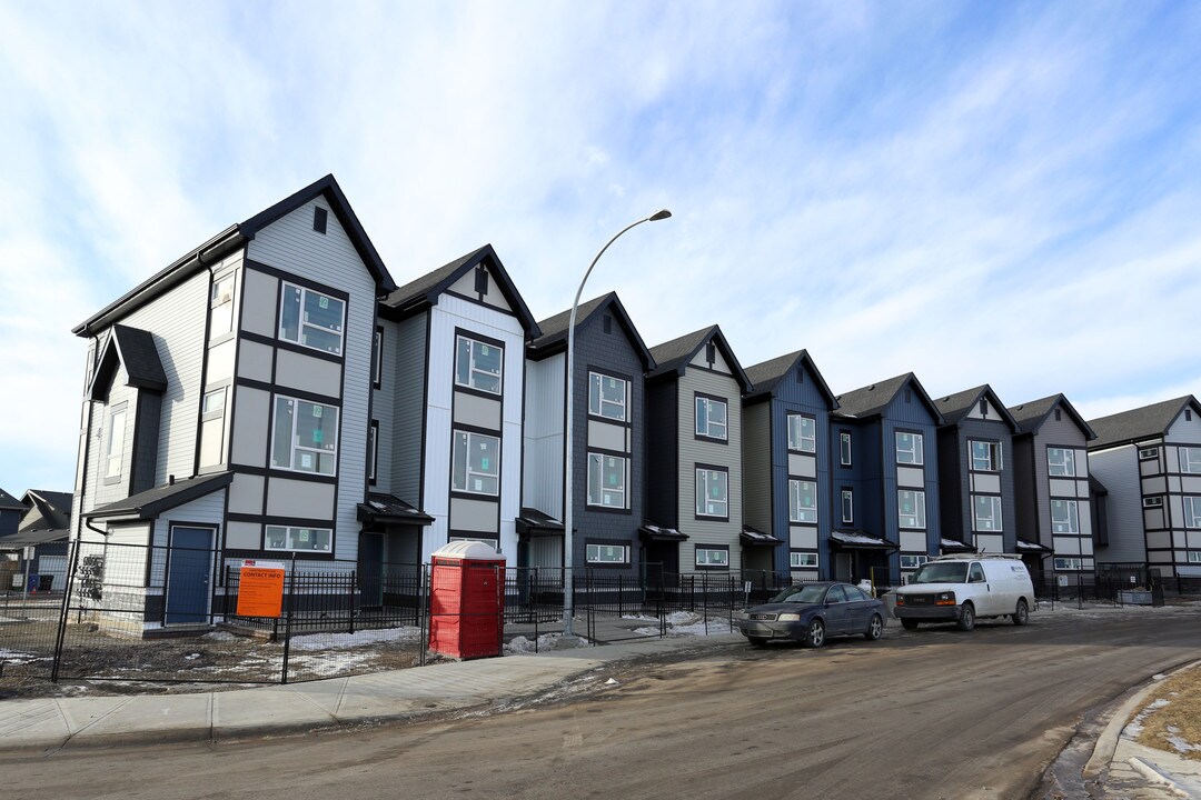 Evanscrest Gate NW in Calgary, AB - Building Photo