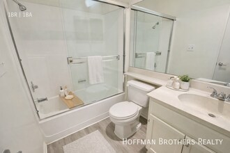 3747 Glendon Ave, Unit 213 in Los Angeles, CA - Foto de edificio - Building Photo