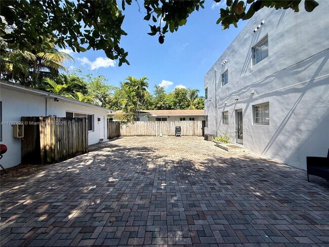 572 NE 67th St in Miami, FL - Building Photo - Building Photo