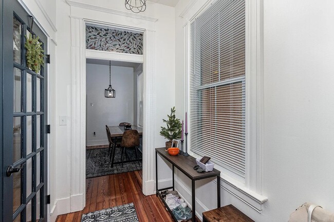 251 W 8th St, Unit 2 in Covington, KY - Foto de edificio - Building Photo