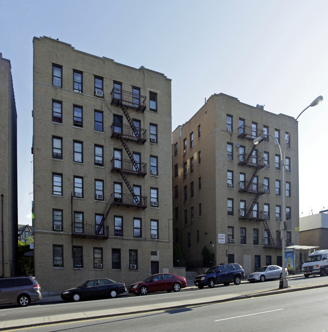 685-689 E 233rd St in Bronx, NY - Foto de edificio - Building Photo