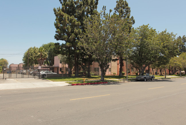 Banning Villa Apartments in Wilmington, CA - Foto de edificio - Building Photo