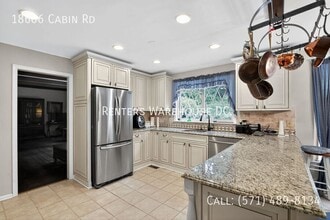 18606 Cabin Rd in Triangle, VA - Building Photo - Building Photo