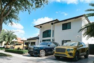 8450 NW 169th Ter in Miami Lakes, FL - Foto de edificio - Building Photo