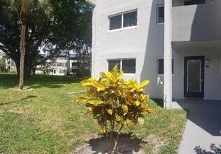 7897 Golf Cir Dr in Margate, FL - Foto de edificio - Building Photo