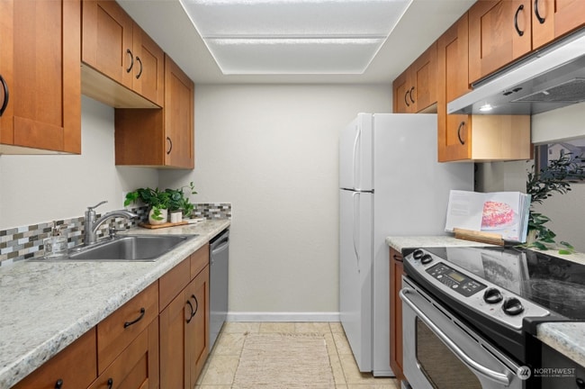 8911 Holly Dr, Unit 210 in Everett, WA - Building Photo - Building Photo