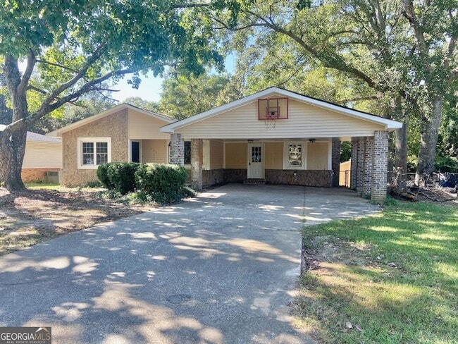 209 Scarborough Rd in Centerville, GA - Foto de edificio - Building Photo