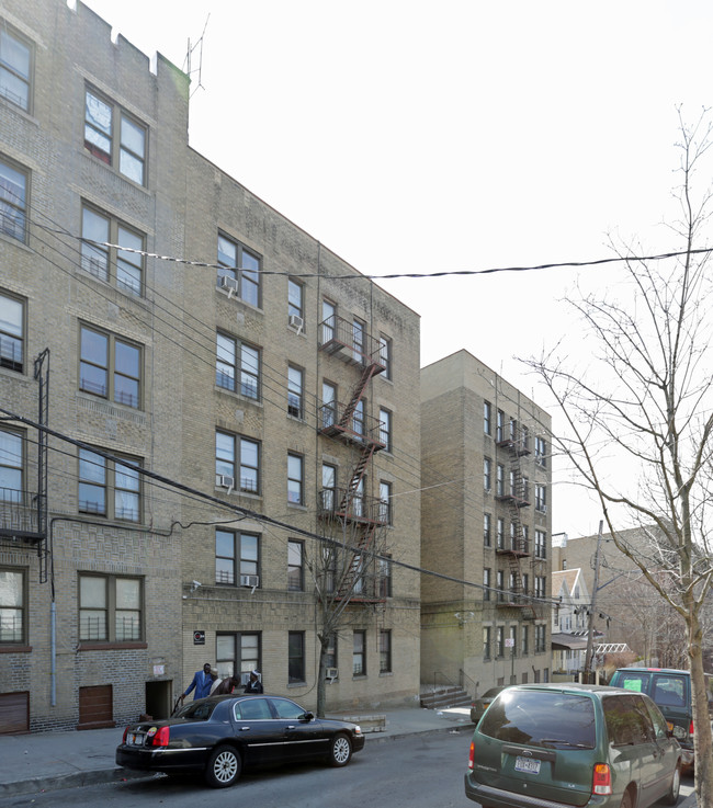 654 E 224th St in Bronx, NY - Foto de edificio - Building Photo