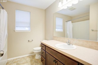 1322 SE 84th Ave in Portland, OR - Foto de edificio - Building Photo