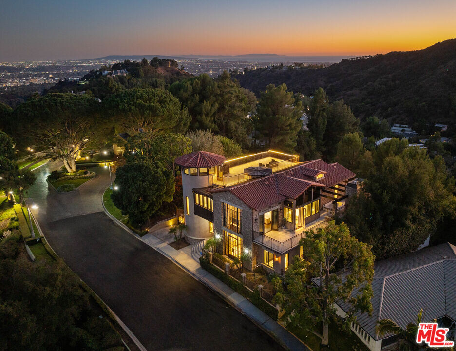 2175 Summitridge Dr in Beverly Hills, CA - Building Photo