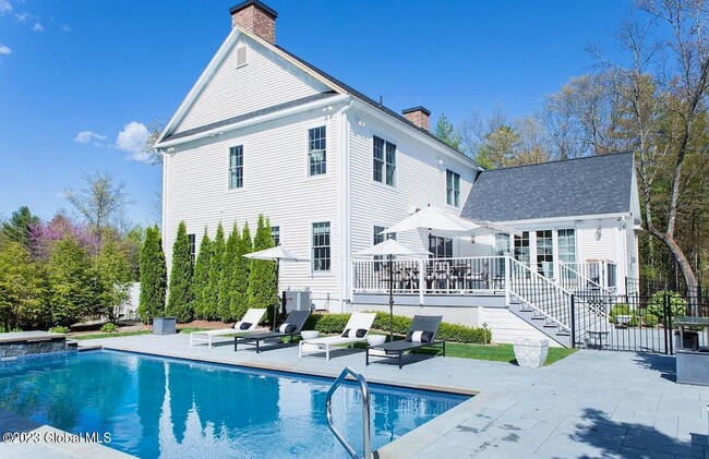 26 Rolling Green Dr in Gansevoort, NY - Foto de edificio - Building Photo